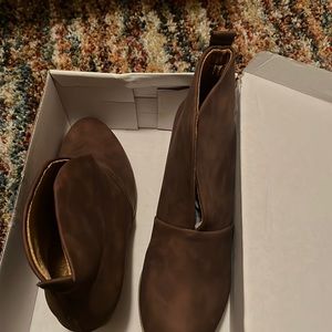 Selling size 8 chunky style boots. Never been warn.